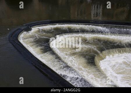 Badewanne, Großbritannien - 10 April, 2019. Wehr in den Fluss Avon in Bath, England. Badewanne, Somerset, England, UK, 10. April 2019 Stockfoto