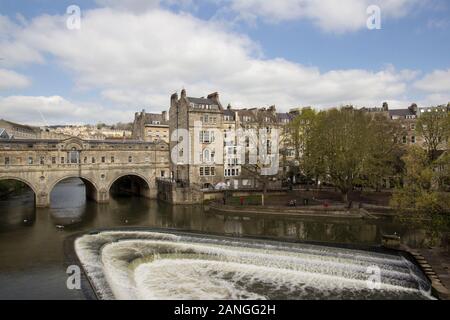 Badewanne, Großbritannien - 10 April, 2019. Pulteney Brücke überquert den Fluss Avon in Bath, England. Es wurde 1774 fertiggestellt. Badewanne, Somerset, England, UK, 10. April 2019 Stockfoto