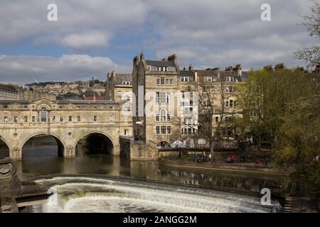 Badewanne, Großbritannien - 10 April, 2019. Pulteney Brücke überquert den Fluss Avon in Bath, England. Es wurde 1774 fertiggestellt. Badewanne, Somerset, England, UK, 10. April 2019 Stockfoto