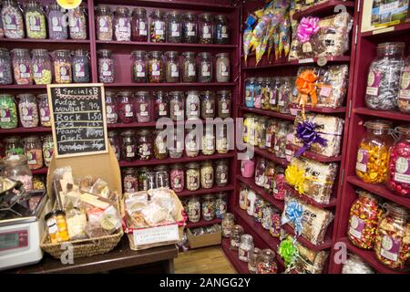 Badewanne, Großbritannien - 10 April, 2019. Innenraum der Konditorei mit Flasche und Gläser auf dem Display. Bath, England, UK, 10. April 2019 Stockfoto