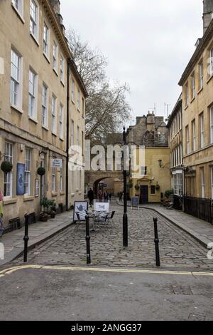 Badewanne, Großbritannien - 10 April, 2019. Torbogen über den Straßen von Bath. Bath, England, UK, 10. April 2019 Stockfoto