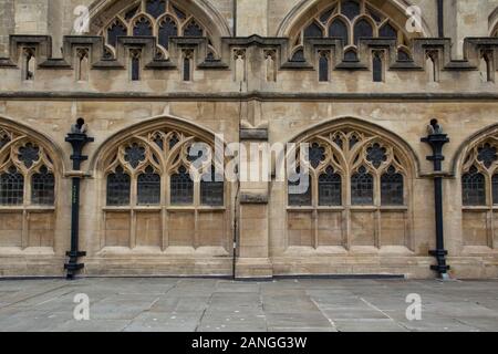 Badewanne, Großbritannien - 10 April, 2019. Die Abtei von Bath ist eine anglikanische Pfarrkirche und ehemalige Benediktiner Kloster aus dem 7. Jahrhundert gegründet. Badewanne, Somerset, Englan Stockfoto