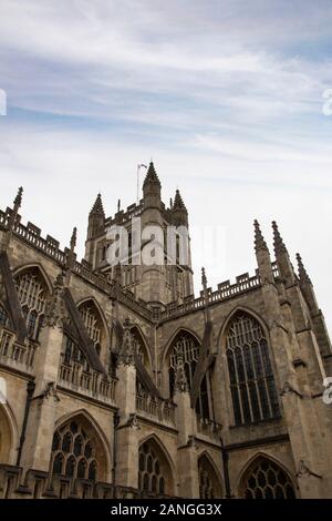 Badewanne, Großbritannien - 10 April, 2019. Die Abtei von Bath ist eine anglikanische Pfarrkirche und ehemalige Benediktiner Kloster aus dem 7. Jahrhundert gegründet. Badewanne, Somerset, Englan Stockfoto