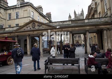 Badewanne, Großbritannien - 10 April, 2019. Historische Architektur der Eingang zum Könige und Königinnen Bäder mit Badewanne Abtei in der Ferne. Bath, England, UK, April 1. Stockfoto