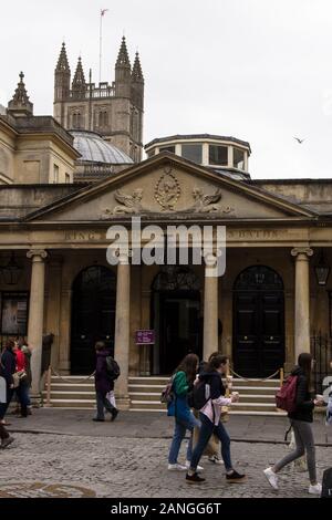 Badewanne, Großbritannien - 10 April, 2019. Historische Architektur der Eingang zum Könige und Königinnen Bäder mit Badewanne Abtei in der Ferne. Bath, England, UK, April 1. Stockfoto