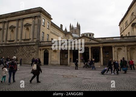 Badewanne, Großbritannien - 10 April, 2019. Historische Architektur der Eingang zum Könige und Königinnen Bäder mit Badewanne Abtei in der Ferne. Bath, England, UK, April 1. Stockfoto