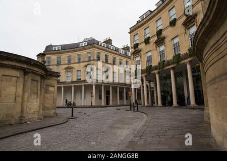 Badewanne, Großbritannien - 10 April, 2019. Verwinkelten Gassen von Badewanne mit Thermae Bath Spa und Hetling Gericht Gebäude. Bath, England, UK, 10. April 2019 Stockfoto