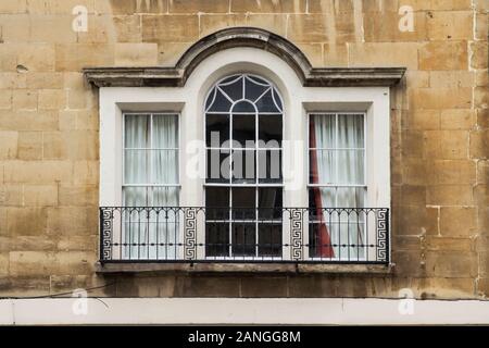 Badewanne, Großbritannien - 10 April, 2019. Klassischen Fenster Architektur. Bath, England, UK, 10. April 2019 Stockfoto