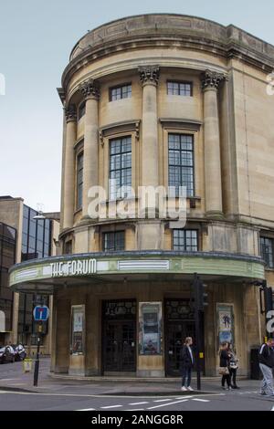 Badewanne, Großbritannien - 10 April, 2019. Das Forum wurde als eine Art déco-Kino in Bath, Somerset, England, im Jahr 1934 gebaut. Bath, England, UK, 10. April 2019 Stockfoto