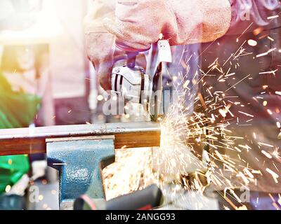 Metall mit Winkelschleifer mit Schneiden Funken Stockfoto