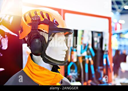 Schutzmaske mit Gitter für die Bauarbeiten im Store. Stockfoto