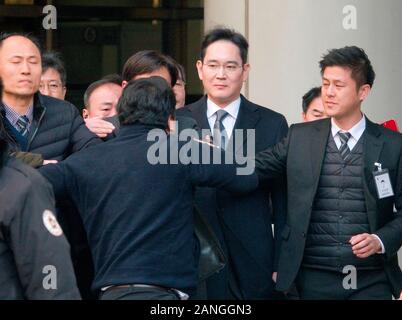 Seoul in Südkorea. 17. Januar, 2020. Lee Jae-Yong, Jan 17, 2020: ein ehemaliger Mitarbeiter von Samsung (vorne) Proteste gegen Samsung Electronics Vice Chairman Lee Jae-Yong (2. R) als Letztere hinterlässt nach seinem Prozess vor dem Obersten Gericht in Seoul Seoul, Südkorea. Dutzende von ehemaligen Samsung Arbeiter waren ein Protest gegen Samsung, die sie beharren, ungerecht entlassen und sie ausspioniert, die versuchten, eine Gewerkschaft zu organisieren. Quelle: Lba Co.Ltd./Alamy leben Nachrichten Stockfoto
