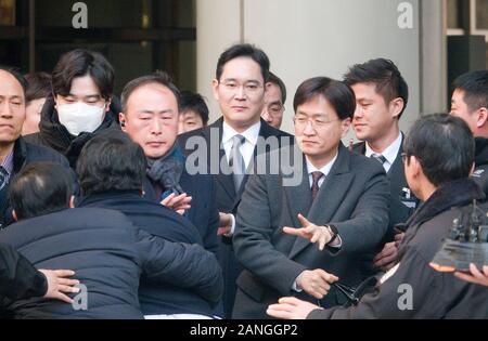 Seoul in Südkorea. 17. Januar, 2020. Lee Jae-Yong, Jan 17, 2020: ein ehemaliger Mitarbeiter von Samsung (vorne 2. L) Proteste gegen Samsung Electronics Vice Chairman Lee Jae-Yong (C) wie die letzten Blätter nach seinem Versuch an der Seoul High Court in Seoul, Südkorea. Dutzende von ehemaligen Samsung Arbeiter waren ein Protest gegen Samsung, die sie beharren, ungerecht entlassen und sie ausspioniert, die versuchten, eine Gewerkschaft zu organisieren. Quelle: Lba Co.Ltd./Alamy leben Nachrichten Stockfoto