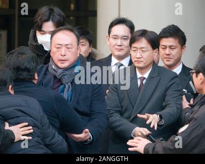 Seoul in Südkorea. 17. Januar, 2020. Lee Jae-Yong, Jan 17, 2020: ein ehemaliger Mitarbeiter von Samsung (2. L) Proteste gegen Samsung Electronics Vice Chairman Lee Jae-Yong (C) wie die letzten Blätter nach seinem Versuch an der Seoul High Court in Seoul, Südkorea. Dutzende von ehemaligen Samsung Arbeiter waren ein Protest gegen Samsung, die sie beharren, ungerecht entlassen und sie ausspioniert, die versuchten, eine Gewerkschaft zu organisieren. Quelle: Lba Co.Ltd./Alamy leben Nachrichten Stockfoto