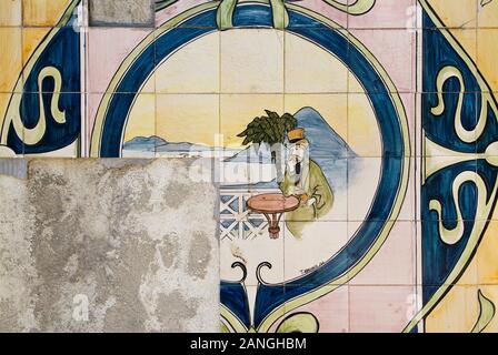 Azulejos Platten aus einem alten Hardware Store in der Corpo Santo Bezirk von Lissabon Stockfoto