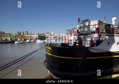BRISTOL, Großbritannien - 8 April 2019. Kathedrale von Bristol gegründet im Jahre 1140 und das Stadtbild von Bristol Hafen mit der Fähre. Bristol, England, UK, 8. April, Stockfoto
