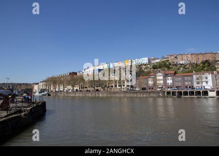 BRISTOL, Großbritannien - 8 April 2019. Bunte Reihenhäuser an Cliftonwood. Bristol, England, UK, April 8, 2019 Stockfoto