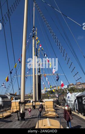 BRISTOL, Großbritannien - 8 April 2019. Bunting über die SS Great Britain ist ein Museum Schiff und ehemaligen Passagier Steamship, Abgeschlossen 1845, entworfen von Isambard Kin Stockfoto