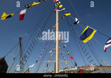 BRISTOL, Großbritannien - 8 April 2019. Bunte Reihenhäuser an Cliftonwood von SS Great Britain, ein Museum Schiff und ehemaligen Passagier Dampfschiff gesehen, Stockfoto