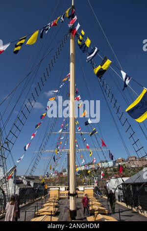 BRISTOL, Großbritannien - 8 April 2019. Bunte Reihenhäuser an Cliftonwood von SS Great Britain, ein Museum Schiff und ehemaligen Passagier Dampfschiff gesehen, Stockfoto