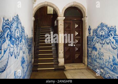 Azulejos Panels im Eingangsbereich eines Gebäudes in der Baixa von Lissabon Stockfoto