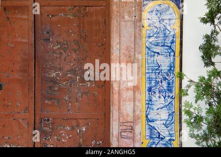 Azulejos Panels, die Störche auf der Fassade eines Tabak Shop und Zeitungen auf dem Rossio-platz Stockfoto