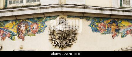 Fries von Azulejos aus einem alten Lebensmittelgeschäft im Viertel Campo de Ourique in Lissabon Stockfoto