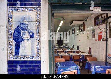 Azulejos panels zeigen einen Mönch an der Wand eines Restaurant das Viertel Bairro Alto Stockfoto