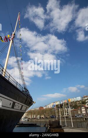 BRISTOL, GROSSBRITANNIEN - 8. APRIL 2019. Bunte Reihenhäuser in Cliftonwood von SS Great Britain, einem Museumsschiff und ehemaligen Passagierdampfschiff Stockfoto