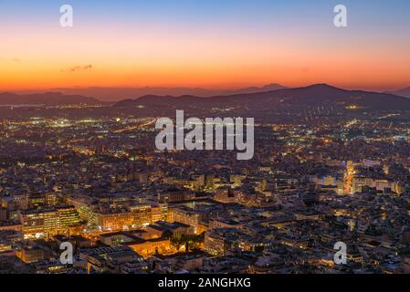 Panoramablick auf die Stadt Athen von lykavittos Hill bei Sonnenuntergang Zeit Stockfoto