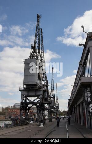 BRISTOL, Großbritannien - 10 April, 2019. Hafen von Bristol aka Bristol Docks mit den alten Ladekran. Bristol, England, UK, 10. April 2019 Stockfoto