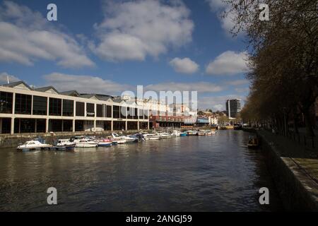 BRISTOL, Großbritannien - 10 April, 2019. Hafen von Bristol aka Bristol Docks besteht seit dem 13. Jahrhundert neu im 19. Jahrhundert wird auch oft als Stockfoto