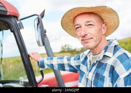 Junge Menschen als Winzer oder Harvest Assistenten während der Weinlese im Weinberg Stockfoto