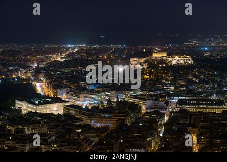 Panoramablick auf die Stadt Athen von lykavittos Hill bei Nacht Stockfoto