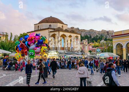 Die Menschen auf dem Platz vor der Monastiraki Station in Athen, Griechenland Stockfoto