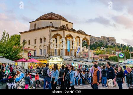 Die Menschen auf dem Platz vor der Monastiraki Station in Athen, Griechenland Stockfoto