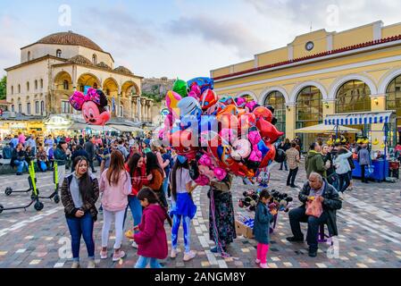 Die Menschen auf dem Platz vor der Monastiraki Station in Athen, Griechenland Stockfoto