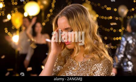 Verärgert Frau mit Migräne closeup, durch lautes Geräusch night club gereizt Stockfoto