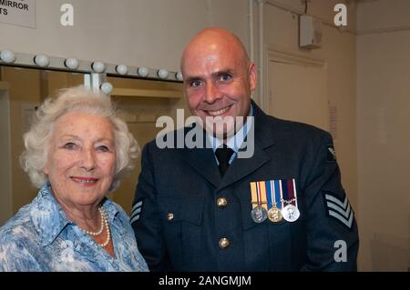 Windsor Festival, ein Publikum mit Dame Vera Lynn, Windsor Royal Theatre, Windsor, Berkshire. UK. 3. Oktober 2009. Dame Vera Lynn hat ein Foto mit einem Mitglied der RAF Squadronaires. Credit: Maureen McLean/Alamy Stockfoto