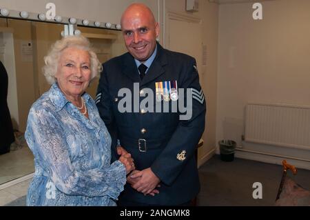 Windsor Festival, ein Publikum mit Dame Vera Lynn, Windsor Royal Theatre, Windsor, Berkshire. UK. 3. Oktober 2009. Dame Vera Lynn hat ein Foto mit einem Mitglied der RAF Squadronaires. Credit: Maureen McLean/Alamy Stockfoto