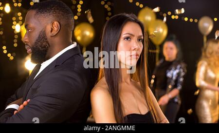 Beleidigt, Mann und Frau, drehte sich weg, in night club Streit, Konflikt Stockfoto