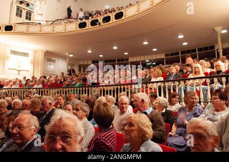 Windsor Festival, ein Publikum mit Dame Vera Lynn, Windsor Royal Theatre, Windsor, Berkshire. UK. 3. Oktober 2009. Dame Vera Lynn das Publikum mit ihren Erinnerungen an, die für die Truppen im Zweiten Weltkrieg begeistert. An Hand war Luftmarschall Sir Richard Johns, um das Interview zu führen. Sie hat auch ein Buch von ihr Buch etwas sonnigen Tag. Credit: Maureen McLean/Alamy Stockfoto