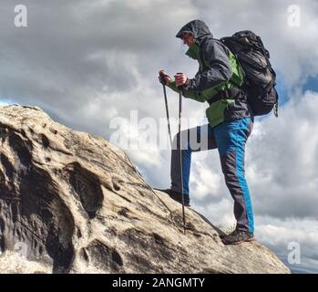 Klettern hoch. Bergsteiger mit Rucksack wandern in den Bergen, Klettern Lebensstil. Mann auf der Oberseite Stockfoto