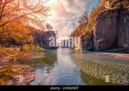 Der mountain river im frühen Frühling. Felsigen Ufer Stockfoto