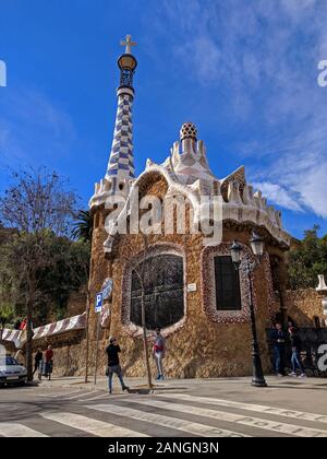 BARCELONA, Katalonien, Spanien, Januar 2019, Menschen im Park Guell und der portiersloge Pavillon, Antoni Gaudi Stockfoto