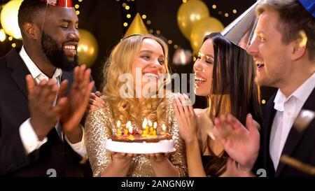 Freudige Freunde feiern Geburtstag des Blonden Dame, Schokoladenkuchen, Spaß Stockfoto