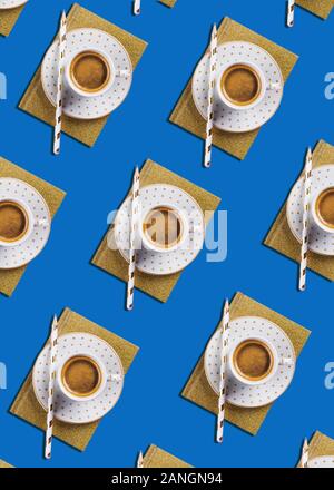 Tasse Espresso flach Muster auf klassisches Blau Stockfoto