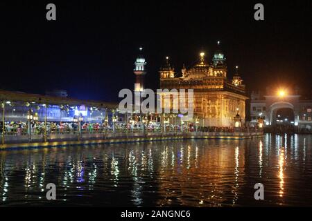 AMRITSAR, Punjab, Indien, September 2016, Devotte Golden Tempel bei Nacht Stockfoto