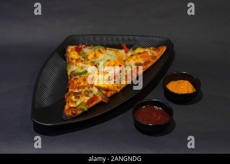 Paneer Pizza auf dunklem Hintergrund, Tischplatte close-up, Indien Stockfoto