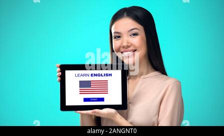Weibliche holding Tablet mit lernen Sie amerikanisches Englisch, bereit zum Start Stockfoto